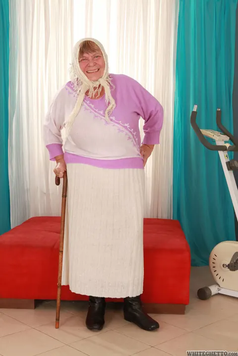 Busty Mature Woman Sheds Her Sweater to Reveal Bra – photo 3 of 15