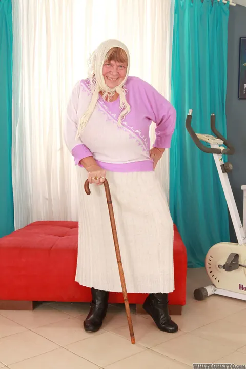 Busty Mature Woman Sheds Her Sweater to Reveal Bra – photo 4 of 15