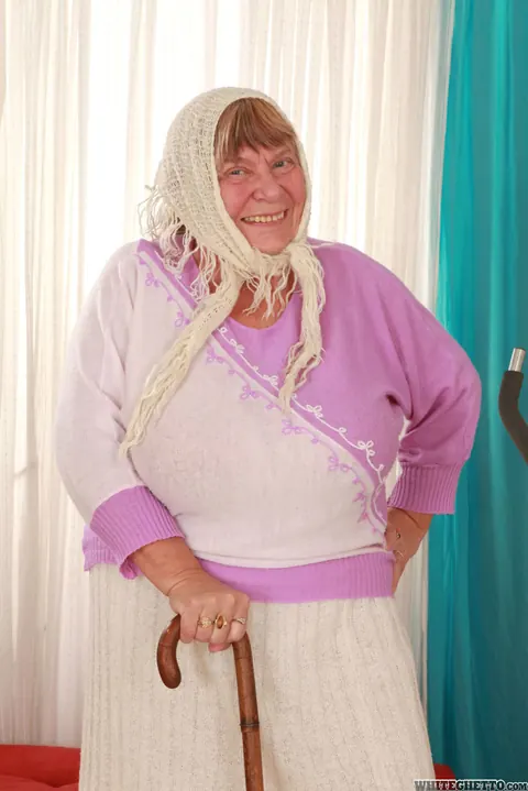 Busty Mature Woman Sheds Her Sweater to Reveal Bra – photo 8 of 15