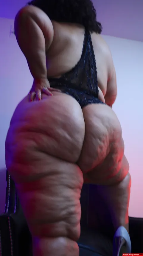 Mature PAWG Shows Off Her Big Ass in a Bikini – photo 8 of 12