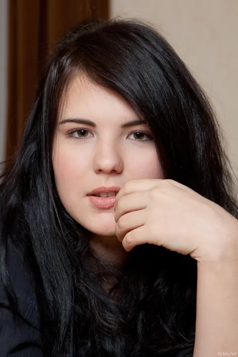 Chubby Brunette Spreads Her Shaved Pussy on the Bed – photo 7 of 20