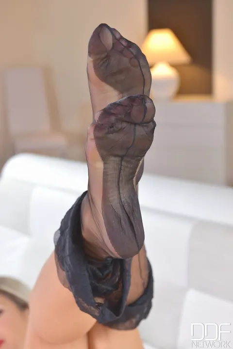 Eva Parcker: French Blonde Peels Off Her Stockings to Show Her Feet – photo 11 of 21