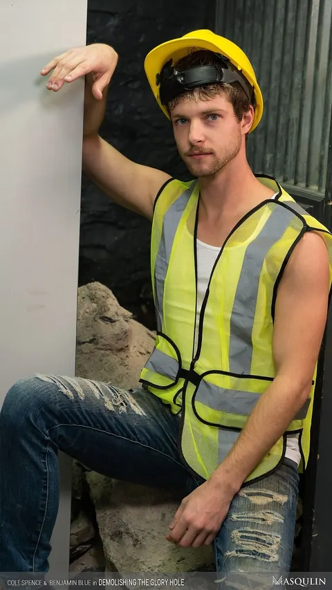 Two Men Kiss and Fuck on a Construction Site – photo 3 of 20