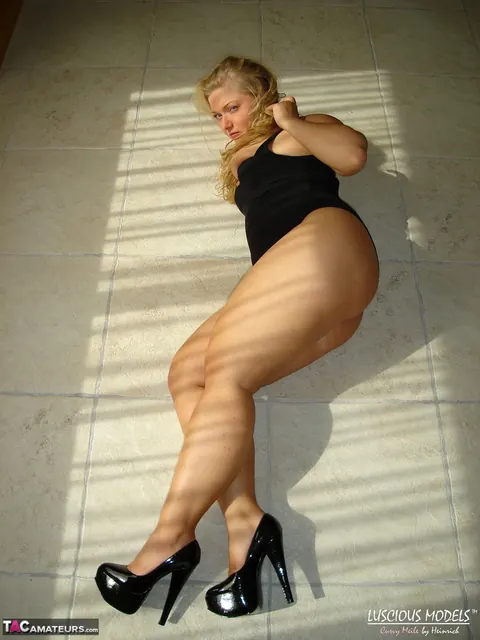 European Blonde MILF in a Bikini and Heels Shows Her Big Tits – photo 11 of 16