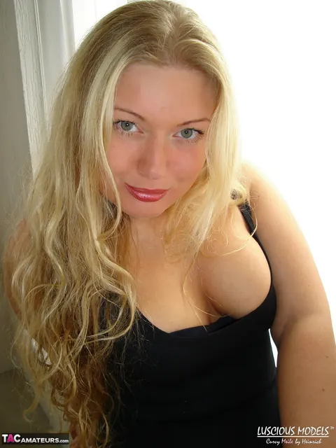 European Blonde MILF in a Bikini and Heels Shows Her Big Tits – photo 5 of 16