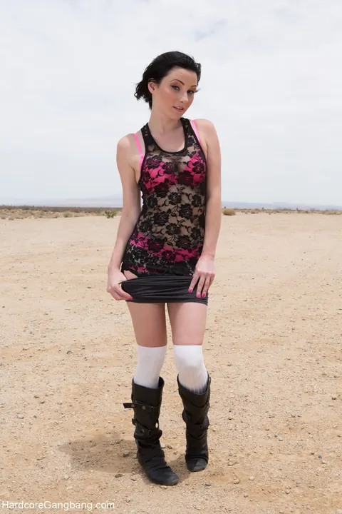 Veruca James: Petite Brunette Strips Out of Her Boots and Spreads Outdoors – photo 4 of 20