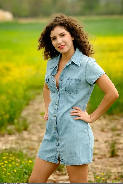 Busty Curly-Haired Babe Strips Out of Her Skirt Outdoors – photo 8 of 21