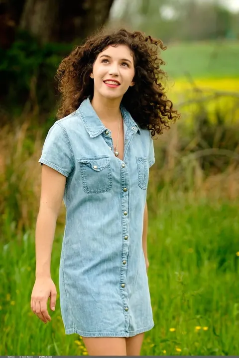 Busty Curly-Haired Babe Strips Out of Her Skirt Outdoors – photo 6 of 21