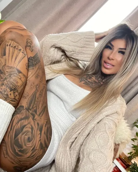 Inked Thick Babe Shows Off Her Big Tits and Ass in the Mirror Selfie – photo 10 of 14