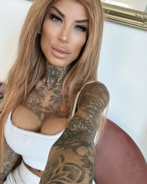 Inked Thick Babe Shows Off Her Big Tits and Ass in the Mirror Selfie – photo 14 of 14