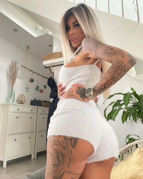Inked Thick Babe Shows Off Her Big Tits and Ass in the Mirror Selfie – photo 1 of 14