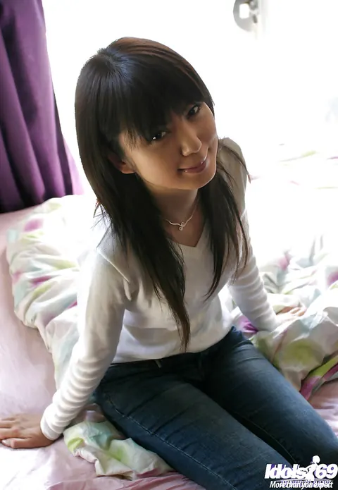 Kurara: Slim Japanese Babe Strips Out of Her Jeans and Lingerie – photo 1 of 16
