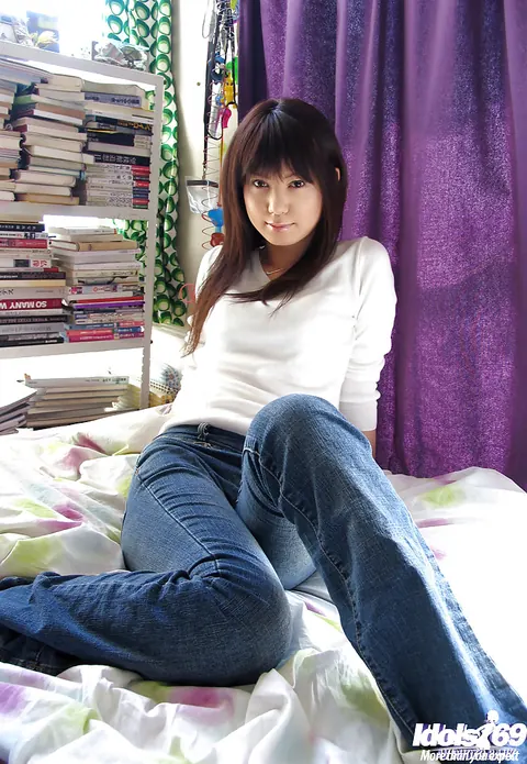 Kurara: Slim Japanese Babe Strips Out of Her Jeans and Lingerie – photo 3 of 16