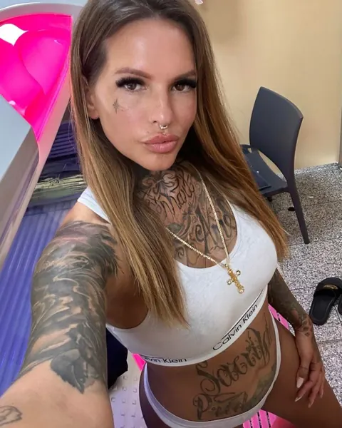 Slim Tattooed Woman Takes Nude Selfies Showing Her Ink – photo 7 of 13