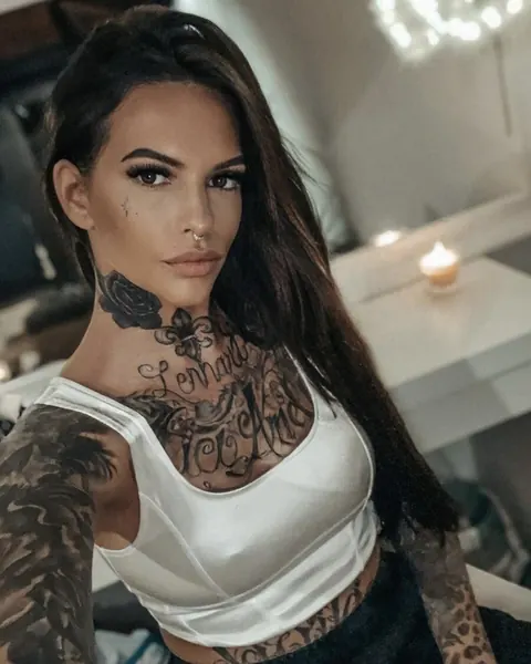 Slim Tattooed Woman Takes Nude Selfies Showing Her Ink – photo 9 of 13