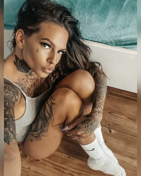 Slim Tattooed Woman Takes Nude Selfies Showing Her Ink – photo 10 of 13