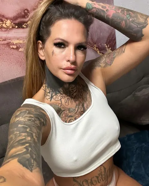 Slim Tattooed Woman Takes Nude Selfies Showing Her Ink – photo 4 of 13