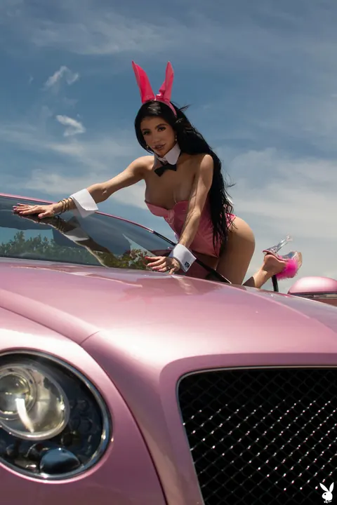 Veronica Rodriguez: Thick Latina Brunette Shows Off Her Big Ass Outdoors – photo 5 of 20
