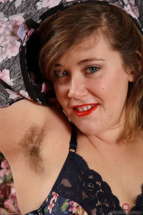 Amateur Thick Babe Strips and Shows Hairy Armpits – photo 6 of 21