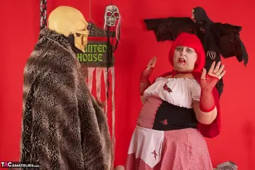 Lexie Cummings – Mature Curvy Redhead in Costume Gives Interracial Blowjob and Handjob