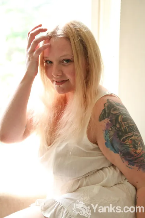 Lea Nights: Chubby Australian Blonde Undresses and Toys Her Pussy – photo 5 of 16