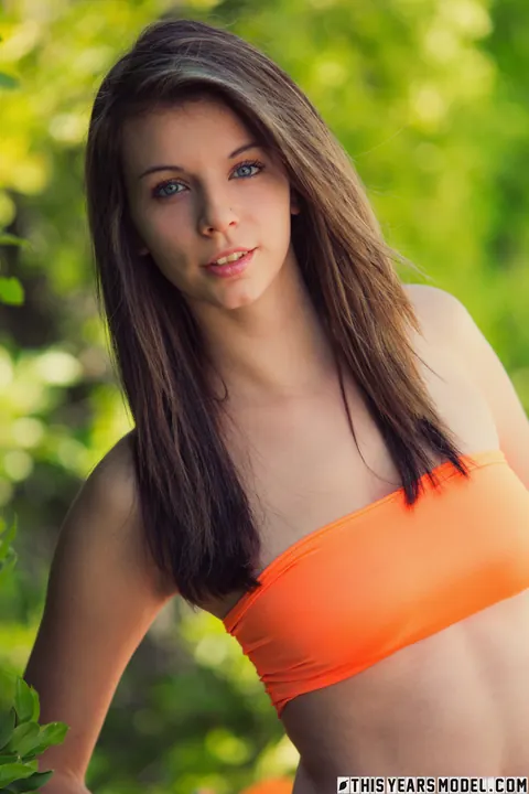 Zoey Lee: Brunette Frees Her Perky Tits While Posing Outdoors in Shorts – photo 3 of 15