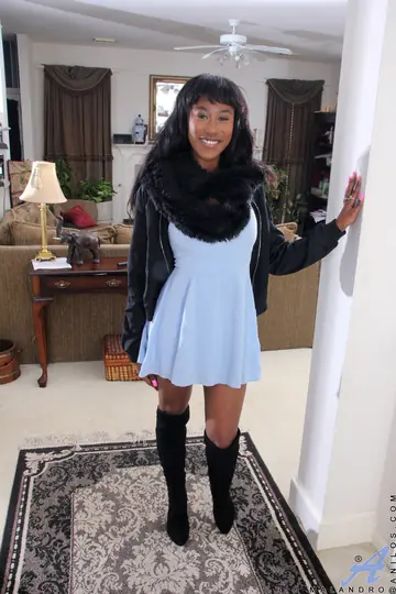 Rio Malandro – Busty Ebony MILF Fingers Her Shaved Pussy