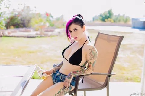 Joanna Angel: Brunette in Glasses Strips Outdoors and Spreads Her Legs – photo 1 of 17