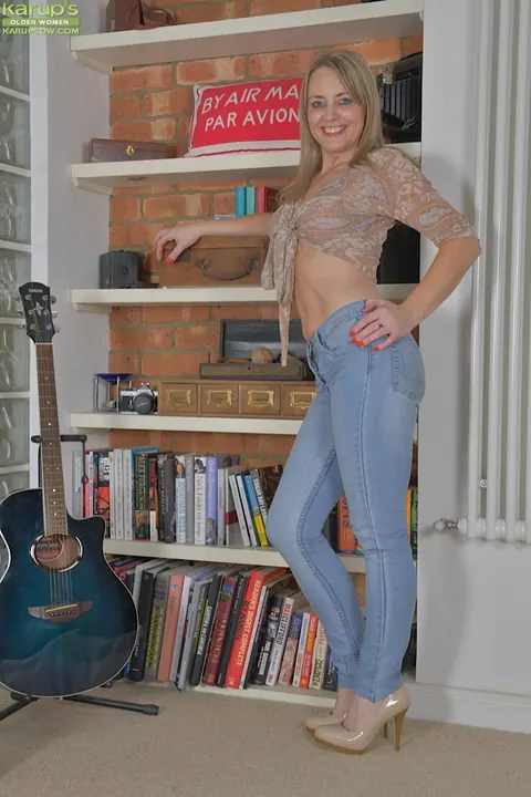 Sofia Rae: Mature Blonde with Big Tits Masturbates in Jeans and Heels – photo 1 of 16