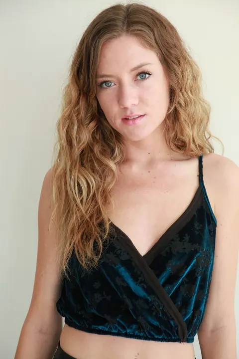 Alison Faye: Petite Curly Blonde Strips Off Her Top and Poses Nude – photo 11 of 16