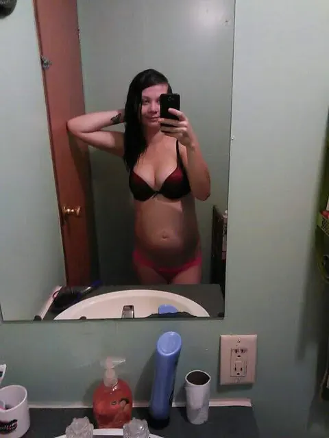 Pregnant Brunette Poses Nude in the Mirror – photo 13 of 15