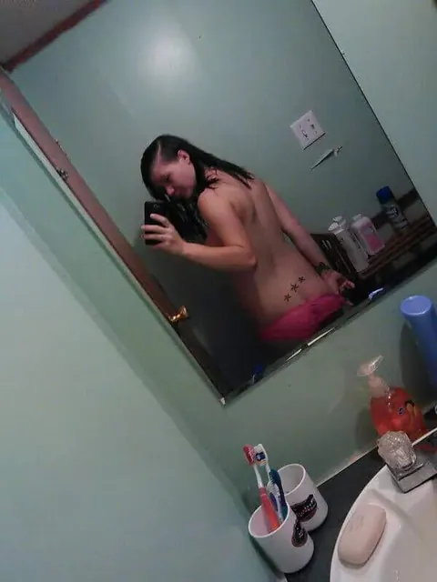 Pregnant Brunette Poses Nude in the Mirror – photo 7 of 15