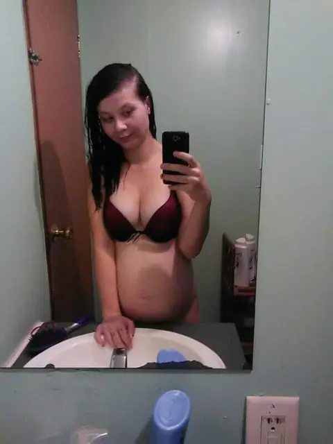 Pregnant Brunette Poses Nude in the Mirror – photo 2 of 15