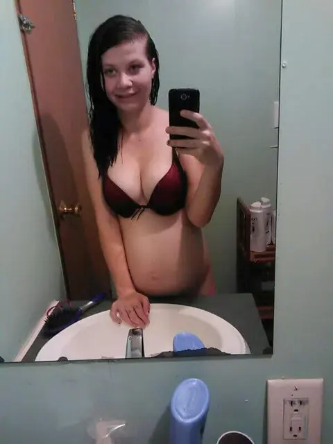 Pregnant Brunette Poses Nude in the Mirror – photo 5 of 15