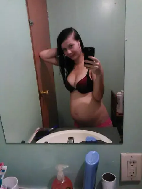 Pregnant Brunette Poses Nude in the Mirror – photo 14 of 15