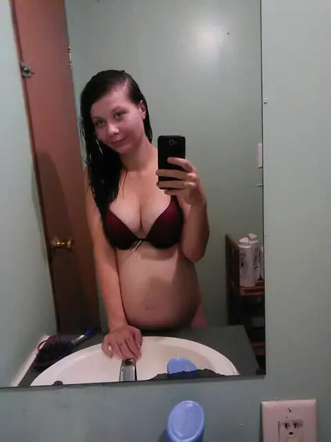 Pregnant Brunette Poses Nude in the Mirror – photo 6 of 15