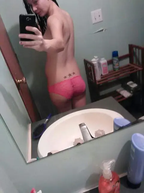 Pregnant Brunette Poses Nude in the Mirror – photo 3 of 15