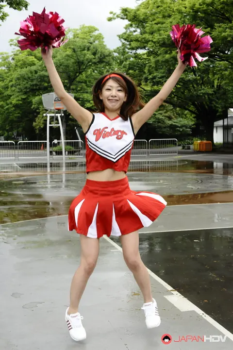 Japanese Woman Flashes Her Skirt at a Playground – photo 12 of 15