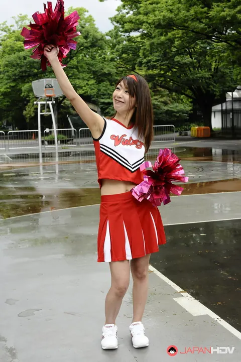 Japanese Woman Flashes Her Skirt at a Playground – photo 11 of 15