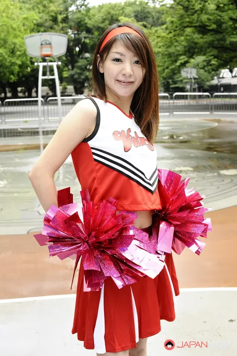 Japanese Woman Flashes Her Skirt at a Playground – photo 14 of 15