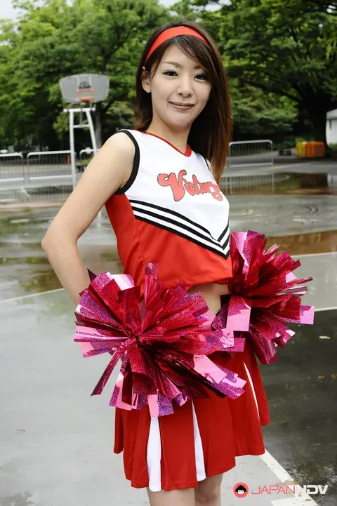 Japanese Woman Flashes Her Skirt at a Playground – photo 10 of 15