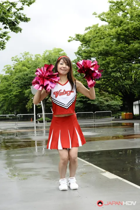 Japanese Woman Flashes Her Skirt at a Playground – photo 13 of 15