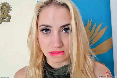 Sierra Nicole: Blonde with Natural Tits Spreads Her Trimmed Pussy in Close-Up – photo 2 of 21