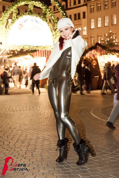 Lara Larsen: Redhead Shows Off Her Latex Bodysuit at the Christmas Market – photo 4 of 12
