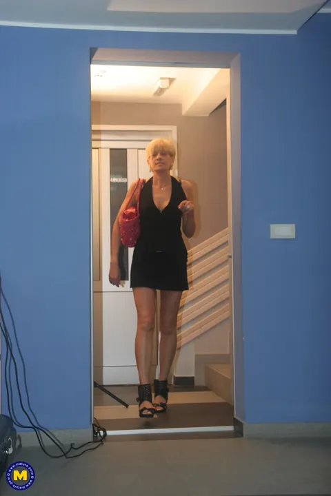 Jasna: European Redhead MILF Strips Out of Her Bikini in the Bathroom – photo 11 of 21