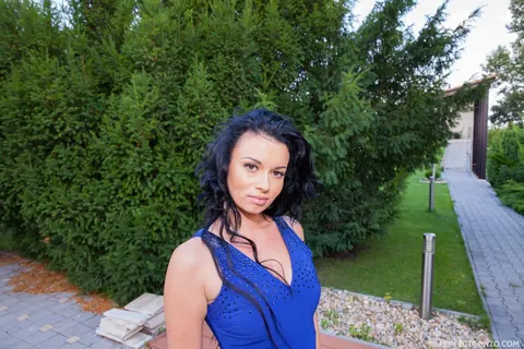 Grace Joy: British PAWG Reveals Her Ass and Ink on the Lawn – photo 2 of 16