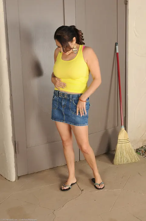 MILF Strips and Spreads Her Mature Pussy – photo 3 of 20