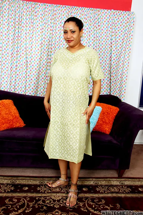 Mature Indian Woman Poses Nude and Shows Her Legs – photo 7 of 15