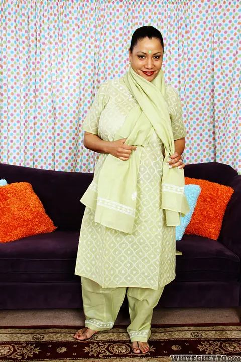 Mature Indian Woman Poses Nude and Shows Her Legs – photo 4 of 15