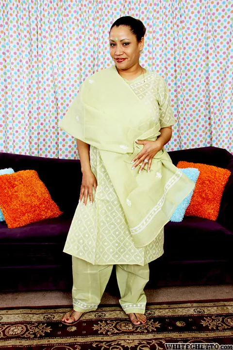 Mature Indian Woman Poses Nude and Shows Her Legs – photo 2 of 15